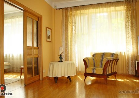 דירת וינטאג' גדולה במרכז קאונס – 4 חדרים