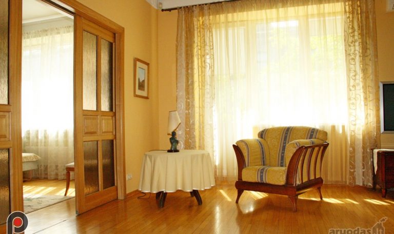 דירת וינטאג' גדולה במרכז קאונס – 4 חדרים